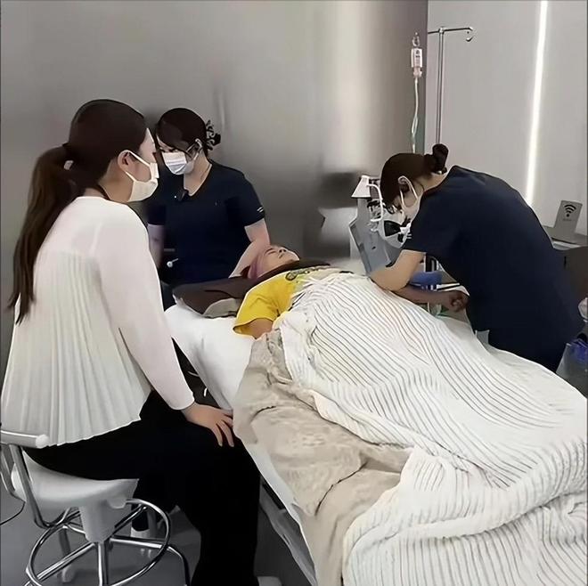 术曝光脸色发黑引发担忧金龟子美容很享受九游会网址是多少61岁王宁日本换血手(图6)